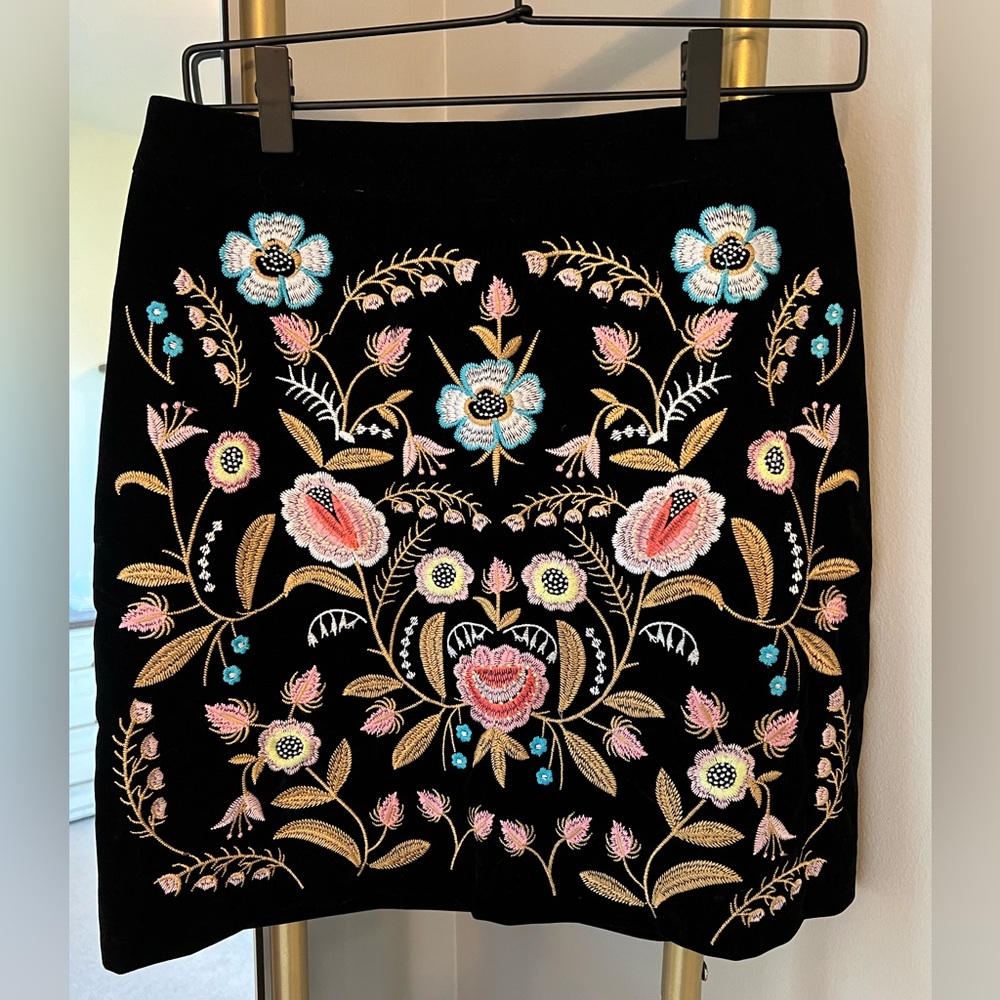 Velvet embroidered skirt